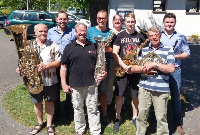 projekt_franziskus Die Musiker des Stadtorchesters mit dem Komponisten und Dirigenten Sven Hellinghausen und dem stv. Präsidenten des Landesmusikverbandes RP Hermann Josef Esser